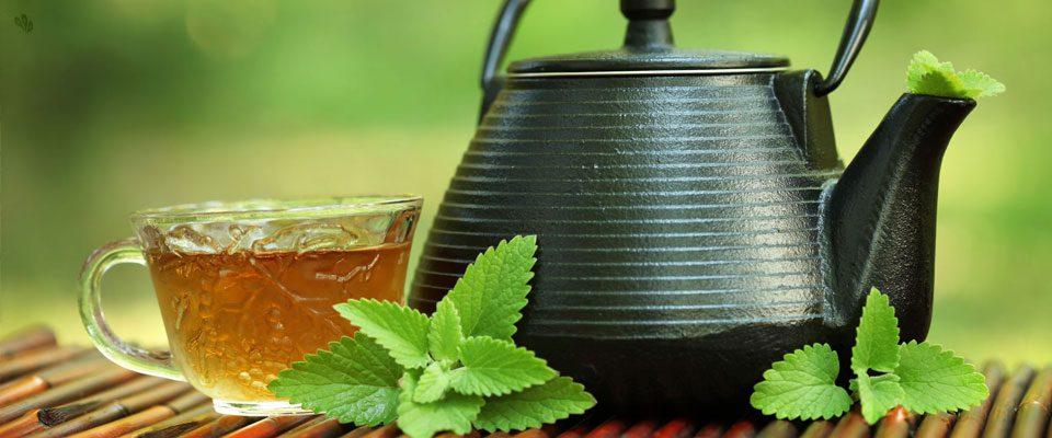 Черный чай снижает. Зеленый чай понижает давление. Зеленый чай с молоком от давления. Зелёный чай повышает. Зелёный чай повышает или понижает давление.