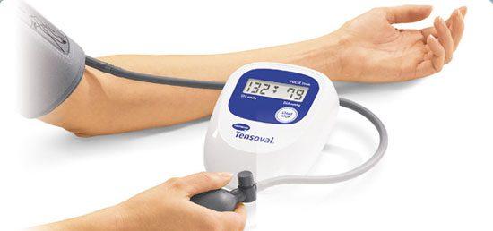 Измерить тонометром кровяное давление